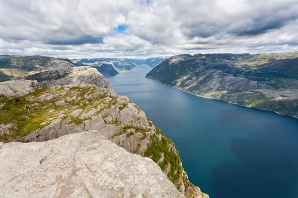 Kazatelna rock na fjordu lysefjorden (Norsko) — Stock fotografie