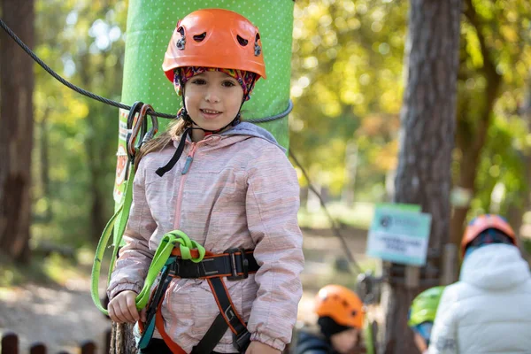 Liten Vacker Flicka Klättrar Ett Rep Sommarstadspark Barn Som Har — Stockfoto