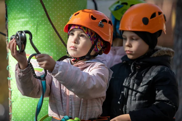 Két Fiú Lány Felmászik Egy Kötélre Egy Nyári Parkban Gyerekek — Stock Fotó