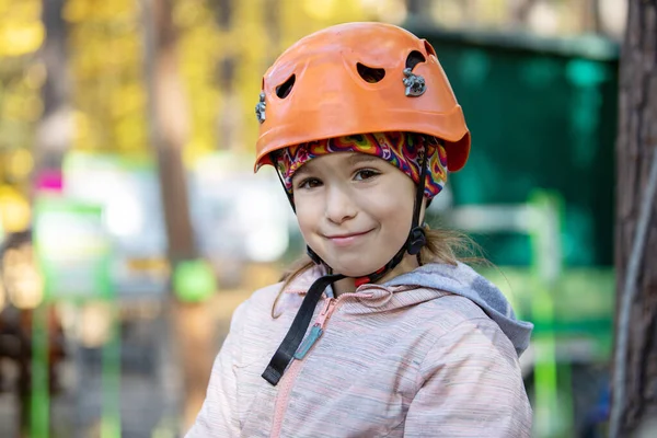 Egy Gyönyörű Kislány Felmászik Egy Kötélre Egy Nyári Parkban Gyerekek — Stock Fotó