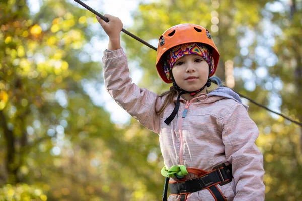 Egy Gyönyörű Kislány Felmászik Egy Kötélre Egy Nyári Parkban Gyerekek — Stock Fotó