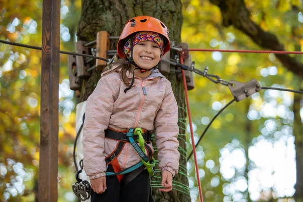 Маленька Красива Дівчинка Піднімається Мотузку Літньому Міському Парку Діти Мотузковому — стокове фото