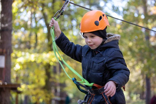 Маленький Хлопчик Піднімається Мотузку Літньому Міському Парку Діти Мотузковому Парку — стокове фото
