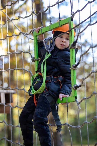 Liten Pojke Klättrar Ett Rep Sommarstadspark Barn Som Har Repet — Stockfoto