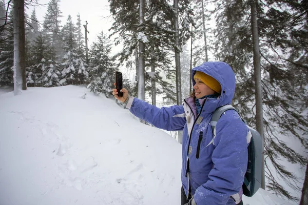 Frau Winterwald Wandert Schnee Mit Rucksack Und Pinkfarbener Jacke Freien — Stockfoto