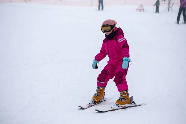 Kar Yağışı Sırasında Kayak Merkezinde Pembe Ceketli Bir Kız Kayak — Stok fotoğraf