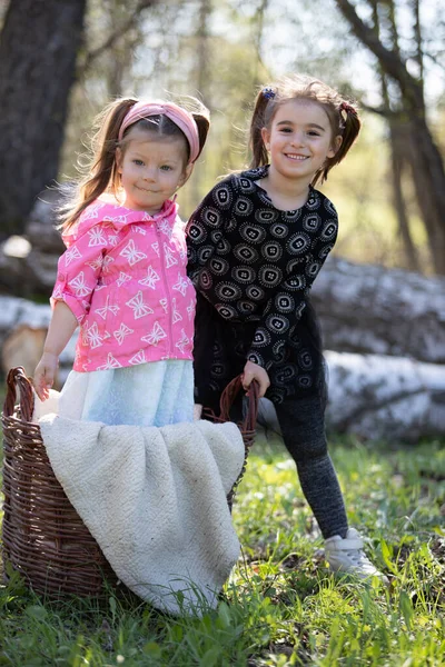 Kız Kardeş Ilkbaharda Doğu Sepetiyle Eğleniyor — Stok fotoğraf