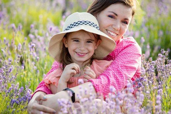Moeder Haar Dochter Dragen Roze Kleren Zomer Gedrag Het Lavendelveld — Stockfoto
