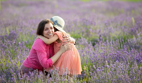 Moeder Haar Dochter Dragen Roze Kleren Zomer Gedrag Het Lavendelveld — Stockfoto