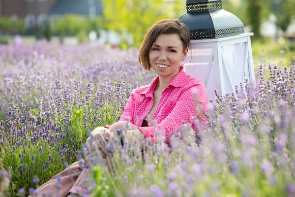 Krásná Žena Létě Růžovém Baví Levandulovém Poli Fialové Květy Levandule — Stock fotografie