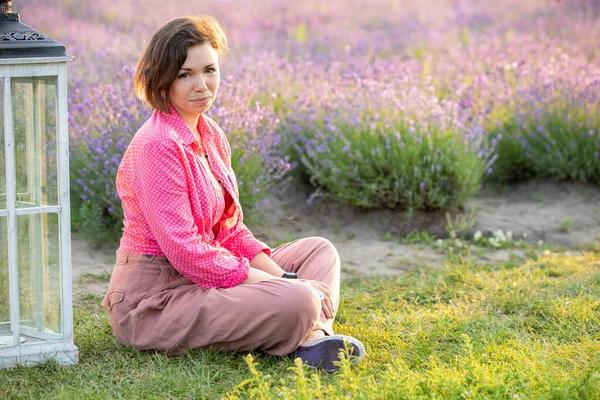 Mooie Vrouw Die Zomer Roze Kleren Draagt Gedrag Lavendelveld Violette — Stockfoto