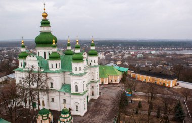 Ukrayna, Chernihiv 'deki Kutsal Üçlü Manastırı' nın kilise kubbeleri. Çan kulesinden görüntü. Chernihiv Ukrayna 'nın en eski şehirlerinden biridir..