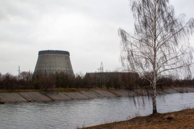 Atom reaktörü patlamasından sonra Çernobil Nükleer Santrali. Terk edilmiş istasyon ve Pripyat harabeleri, Çernobil faciası. Yasak bölge, Radyasyon Riski, radyoaktif serpinti.