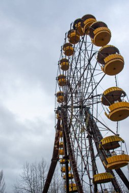 Pripyat şehrinde dönme dolap. Apokaliptik şehir Pripyat nükleer santraldeki nükleer patlama sonrasında. Çernobil faciası.