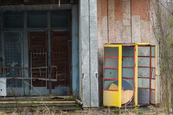 Terk edilmiş istasyon ve Pripyat harabeleri, Çernobil faciası. Yasak bölge, Radyasyon Riski, radyoaktif serpinti.