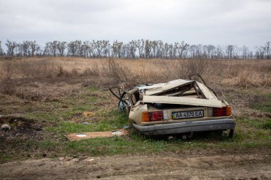 KYIV REGION, UKRAINE 08.04.2022 Irpin, Bucha, Demidov. Kyiv 'in banliyölerindeki Rus ordusunun vahşeti. Rus savaş suçları tarafından yok edilen sivil araba.. 