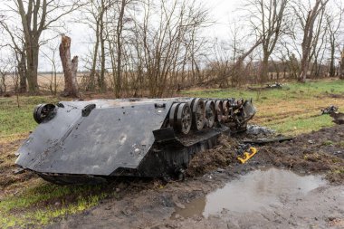 KYIV REGION, UKRAINE 08.04.2022 Irpin, Bucha, Demidov. Kyiv 'in banliyölerindeki Rus ordusunun vahşeti. Yok edilen Rus savaş teknisyeni.