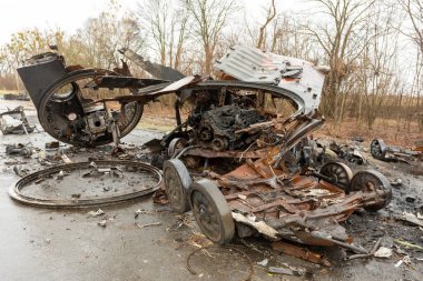 KYIV REGION, UKRAINE 08.04.2022 Irpin, Bucha, Demidov. Kyiv 'in banliyölerindeki Rus ordusunun vahşeti. Yok edilen Rus savaş teknisyeni.