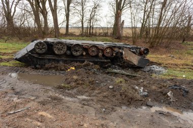 KYIV REGION, UKRAINE 08.04.2022 Irpin, Bucha, Demidov. Kyiv 'in banliyölerindeki Rus ordusunun vahşeti. Yok edilen Rus savaş teknisyeni.