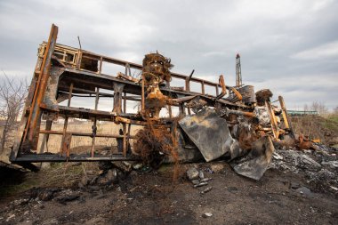 KYIV REGION, UKRAINE 08.04.2022 Irpin, Bucha, Demidov. Kyiv 'in banliyölerindeki Rus ordusunun vahşeti. Rus savaş suçları tarafından yok edilen sivil araba.. 