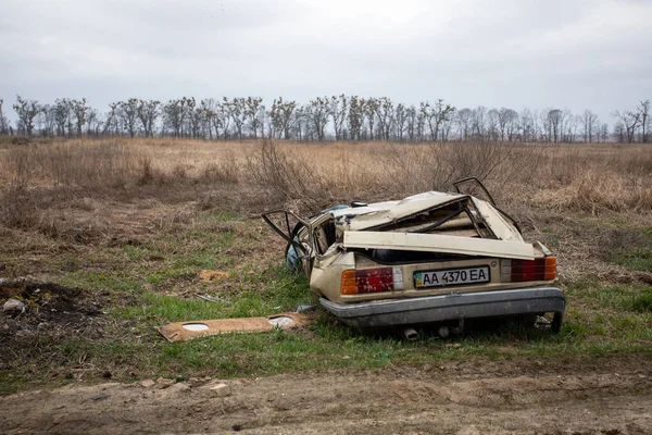 KYIV REGION, UKRAINE 08.04.2022 Irpin, Bucha, Demidov. Kyiv 'in banliyölerindeki Rus ordusunun vahşeti. Rus savaş suçları tarafından yok edilen sivil araba.. 