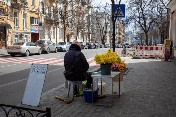 Kyiv Ukraine April 2022 War Ukraine Deserted Streets Woman Selling — Stock Photo, Image