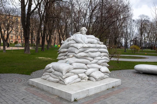 Kyiv Ukraina April 2022 Krig Ukraina Monument Dante Alighieri Skyddas — Stockfoto