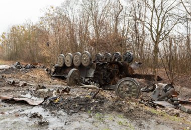 KYIV REGION, UKRAINE 08.04.2022 Irpin, Bucha, Demidov. Kyiv 'in banliyölerindeki Rus ordusunun vahşeti. Yok edilen Rus savaş teknisyeni