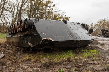 KYIV REGION, UKRAINE 08.04.2022 Irpin, Bucha, Demidov. Kyiv 'in banliyölerindeki Rus ordusunun vahşeti. Yok edilen Rus savaş teknisyeni