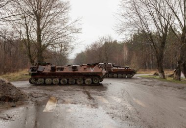 KYIV REGION, UKRAINE 08.04.2022 Irpin, Bucha, Demidov. Kyiv 'in banliyölerindeki Rus ordusunun vahşeti. Yok edilen Rus savaş teknisyeni