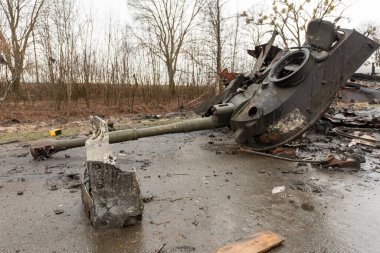 KYIV REGION, UKRAINE 08.04.2022 Irpin, Bucha, Demidov. Kyiv 'in banliyölerindeki Rus ordusunun vahşeti. Yok edilen Rus savaş teknisyeni