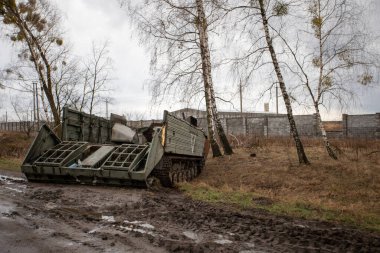 KYIV REGION, UKRAINE 08.04.2022 Irpin, Bucha, Demidov. Kyiv 'in banliyölerindeki Rus ordusunun vahşeti. Yok edilen Rus savaş teknisyeni