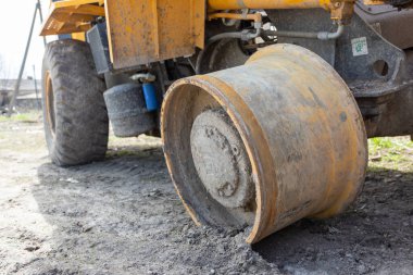 KYIV REGION, Ukrayna 14.04.2022. Ukrayna 'daki savaş sırasında Gostomel' deki çöp fabrikasının yanındaki traktörü tahrip etti..