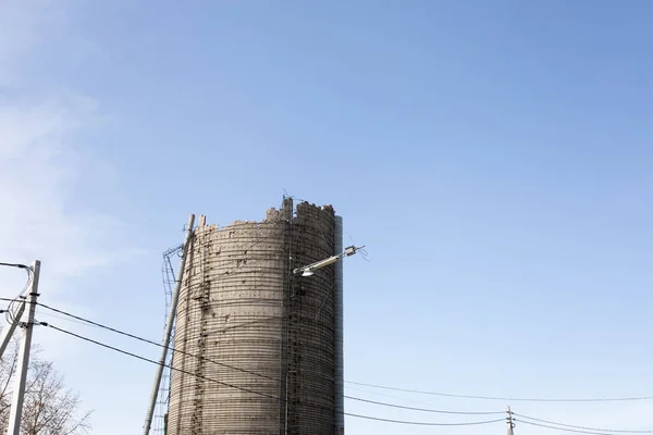 Beschädigtes Rohr Der Nähe Einer Müllanlage Blauen Himmel Der Ukraine — Stockfoto