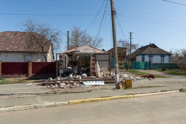 Borodyanka, Ukrayna 18 Nisan 2022. Rus işgalcilerin saldırısı sonucu Borodyanka sokaklarında kaos ve yıkım yaşandı.