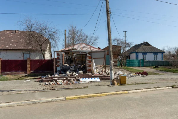 Borodyanka, Ukrayna 18 Nisan 2022. Rus işgalcilerin saldırısı sonucu Borodyanka sokaklarında kaos ve yıkım yaşandı.