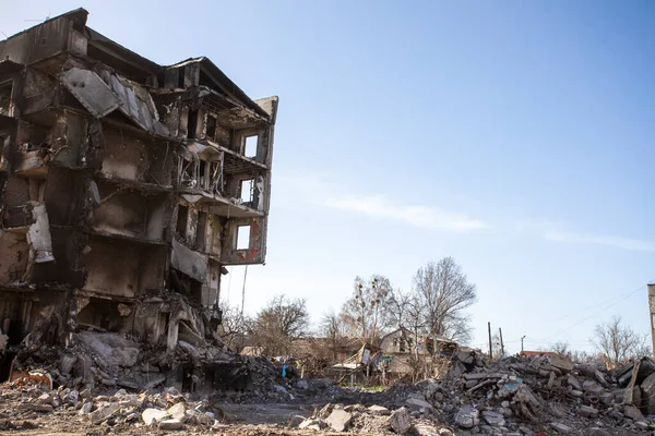 Borodyanka, Ukrayna 18 Nisan 2022. Rus işgalcilerin saldırısı sonucu Borodyanka sokaklarında kaos ve yıkım yaşandı.