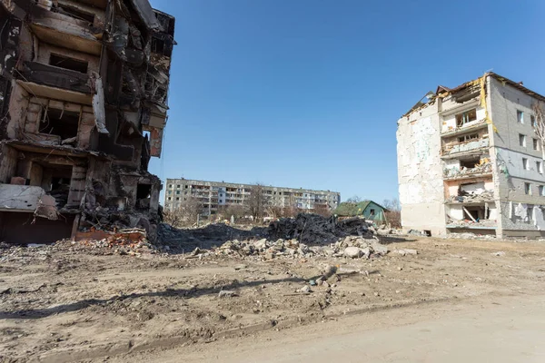 Borodyanka, Ukrayna 18 Nisan 2022. Rus işgalcilerin saldırısı sonucu Borodyanka sokaklarında kaos ve yıkım yaşandı.