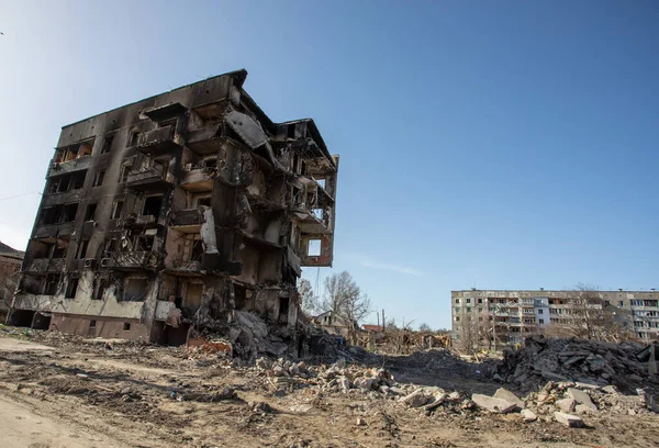 Borodyanka, Ukrayna 18 Nisan 2022. Rus işgalcilerin saldırısı sonucu Borodyanka sokaklarında kaos ve yıkım yaşandı.