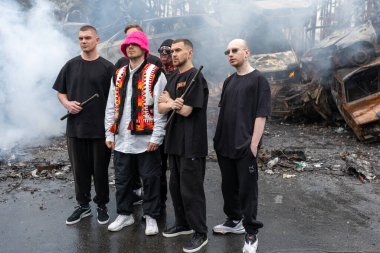 Irpin, Ukrayna - 22 Nisan 2022. Ukraynalı müzik grubu Kalush Orchestra, Irpin 'deki araba mezarlığı yakınlarındaki Eurovision şarkı yarışmasında Ukrayna' yı Stefania adlı şarkıyla temsil edecek..