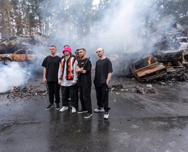 Irpin, Ukrayna - 22 Nisan 2022. Ukraynalı müzik grubu Kalush Orchestra, Irpin 'deki araba mezarlığı yakınlarındaki Eurovision şarkı yarışmasında Ukrayna' yı Stefania adlı şarkıyla temsil edecek..