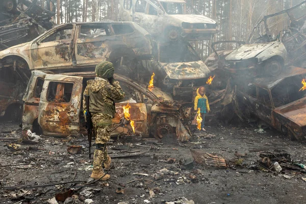 Irpin Kyiv Region Ukraine 2022 Car Graveyard 아이들을 대피시키는걸돕고 있어요 — 스톡 사진