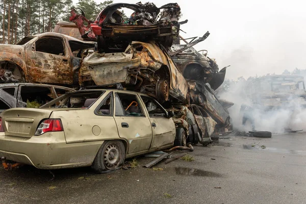 Wielu Zastrzelonych Zniszczonych Samochodów Cmentarzu Samochodowym Irpin Ukraina — Zdjęcie stockowe