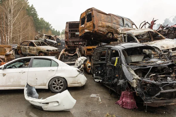 ウクライナのアーピンにある墓地で多くの銃撃と破壊された車 — ストック写真