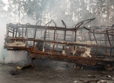 Irpin, Ukrayna 'daki araba mezarlığında birçok sivil aracı vurup yok etti. Ukrayna 'da savaş. Araba kazası..
