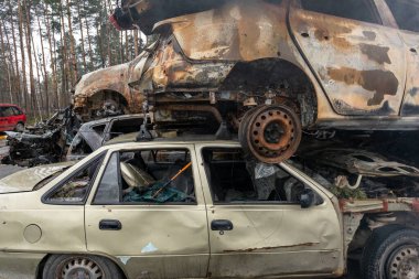Irpin, Ukrayna 'daki araba mezarlığında birçok sivil aracı vurup yok etti. Ukrayna 'da savaş. Araba kazası..