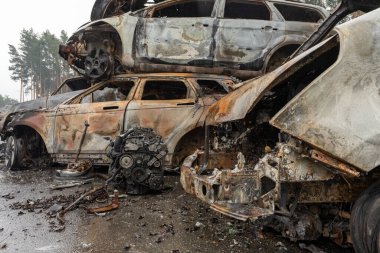 Irpin, Ukrayna 'daki araba mezarlığında birçok sivil aracı vurup yok etti. Ukrayna 'da savaş. Araba kazası..
