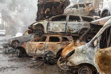 Irpin, Ukrayna 'daki araba mezarlığında birçok sivil aracı vurup yok etti. Ukrayna 'da savaş. Araba kazası..