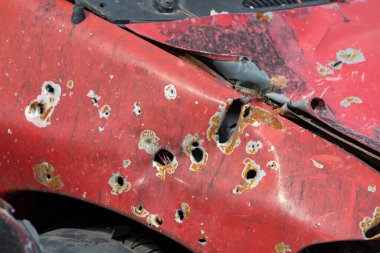 Irpin, Ukrayna 'daki araba mezarlığında birçok sivil aracı vurup yok etti. Ukrayna 'da savaş. Araba kazası..