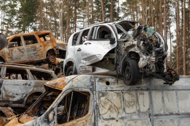 Irpin, Ukrayna 'daki araba mezarlığında birçok sivil aracı vurup yok etti. Ukrayna 'da savaş. Araba kazası..